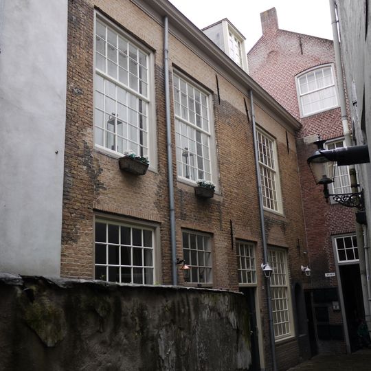 Aan de zuidzijde langs de Binnen Dieze gelegen, in gele baksteen opgetrokken pand met verdieping onder met pannen gedekt zadeldak