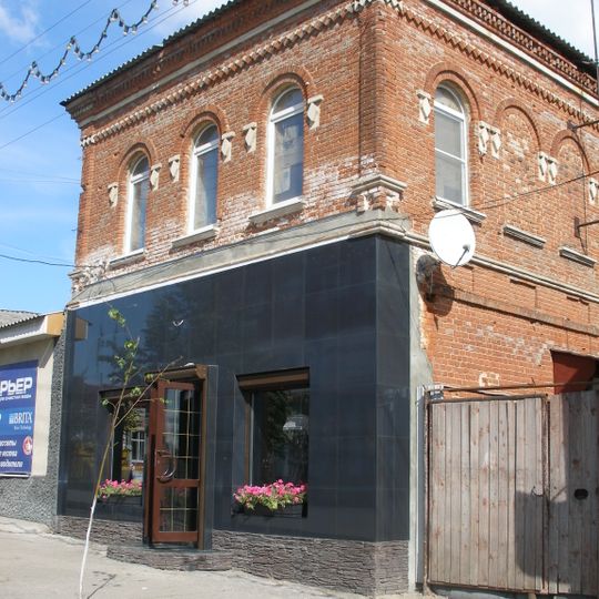 Дом жилой с магазином