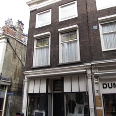 Hoekpand Ruitensteiger met eenvoudige lijstgevel, lijst verkropt. Gevel aan de Voorstraatshaven gepleisterd