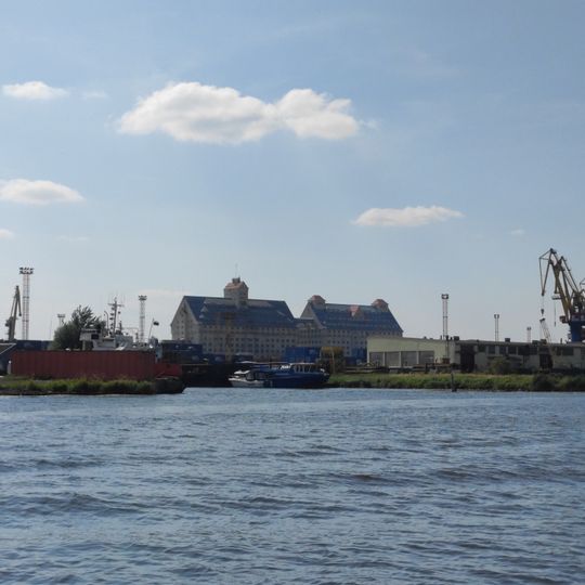 Здание портовых башенных элеваторов