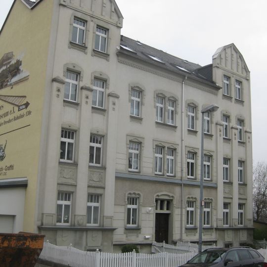 Mietshaus in ehemals halboffener Bebauung mit Vorgarten Rudolf-Liebold-Straße 1a