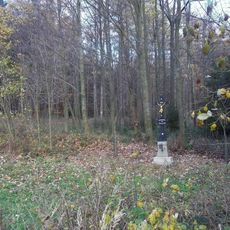 Kříž u okraje lesa severně od Hojovic