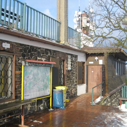 Chata na vrchu Lovoš