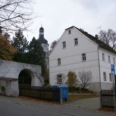 Einzeldenkmal o. g. Sachgesamtheit: Pfarrhaus der Lukaskirche sowie Torbogen aus Bruchsteinen Schloßparkstraße 50