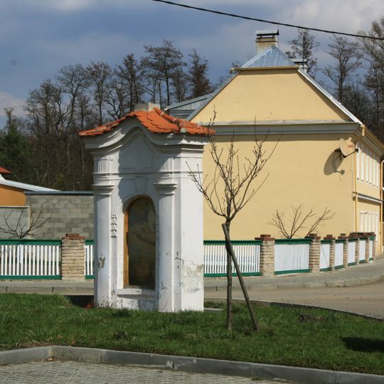 Kaplička na rozcestí v jižní části Hořína