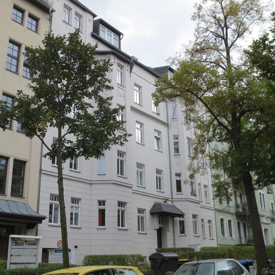 Mietshaus in geschlossener Bebauung mit Vorgarten Hübschmannstraße 24