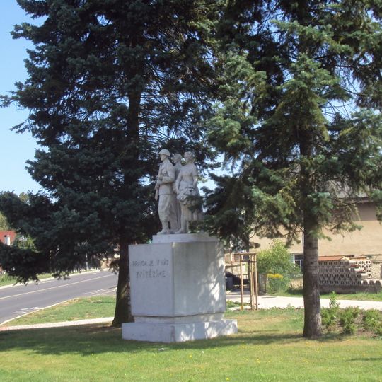 Pomník Armáda s lidem na náměstí Československé armády v Mimoni