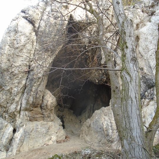 Csévi Cave
