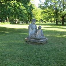 Socha Matka a dítě v parku u nemocnice v Mariánských Lázních