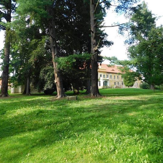 Pískovcový podstavec v zámeckém parku v Štědré