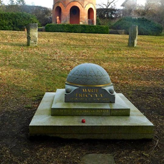 Pomník Marie Fričové v areálu Astronomického ústavu v Ondřejově