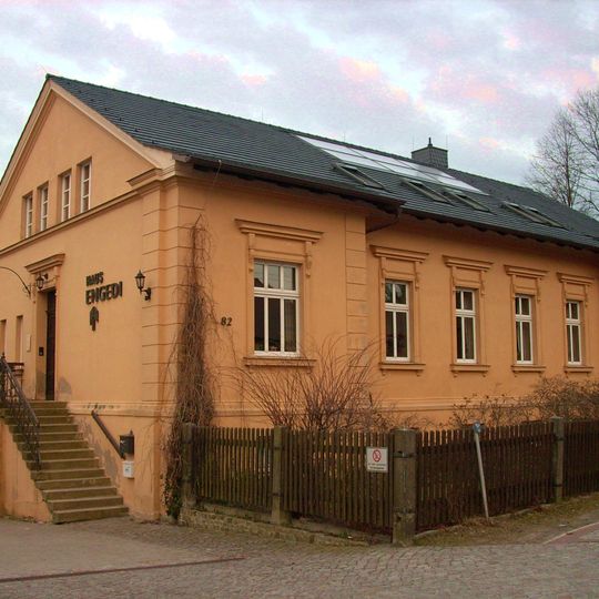 Pfarrhaus und zwei Seitengebäude des Pfarrhofes Dorfstraße 82