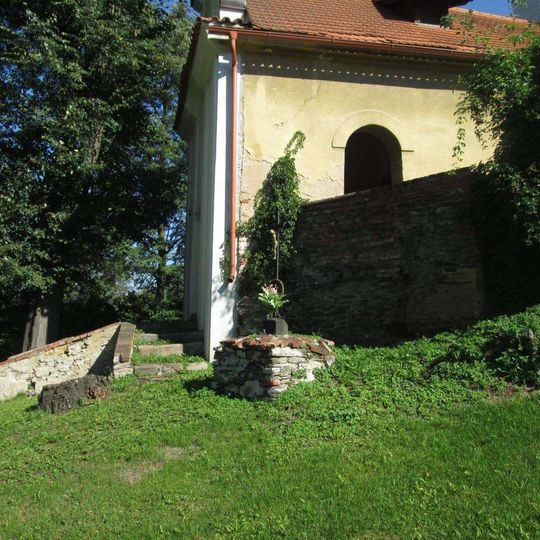 Kříž u kostela v Popovičkách