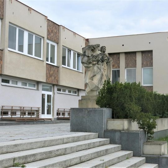 Socha Oslava práce před Fakultou ekonomie v Hradební ulici v Chebu