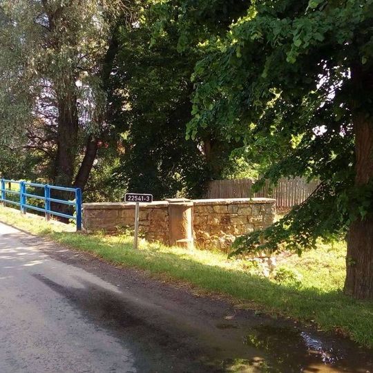 Kříž v Milostíně u mostu přes Lišanský potok