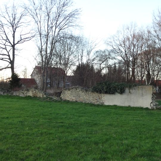 Wohnhaus mit Tonnen- und Kreuzgewölben als Reste einer überbauten mittelalterlichen Wasserburg Schönbacher Straße 1