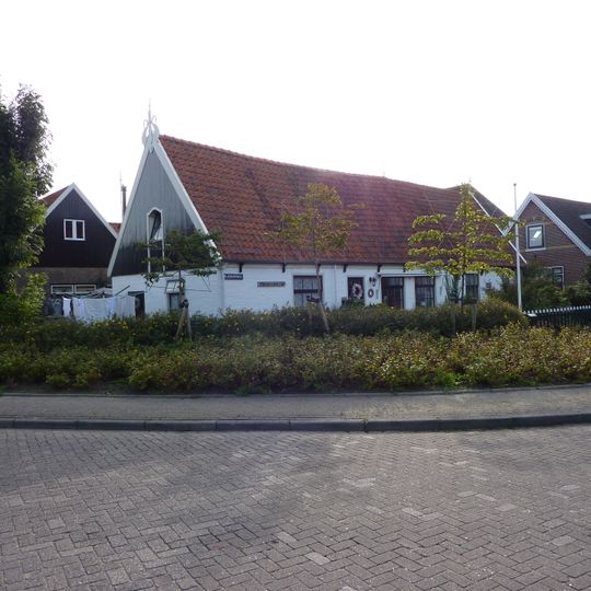 Pandje met roeden in de vensters en houten achterschot