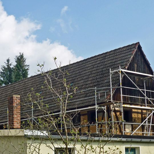 Seitengebäude und Hofpflasterung eines Bauernhofes Richard-Wagner-Straße 70