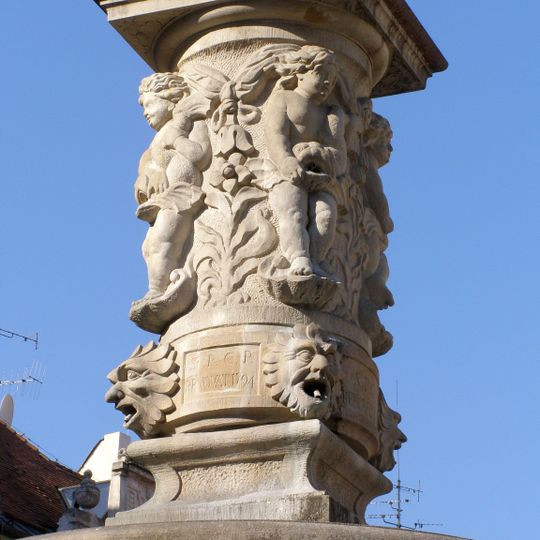 Rollandova fontána, stĺp s reliéfmi