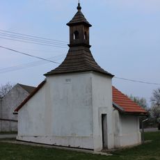 Kaplička se zvoničkou na návsi v Doubravicích