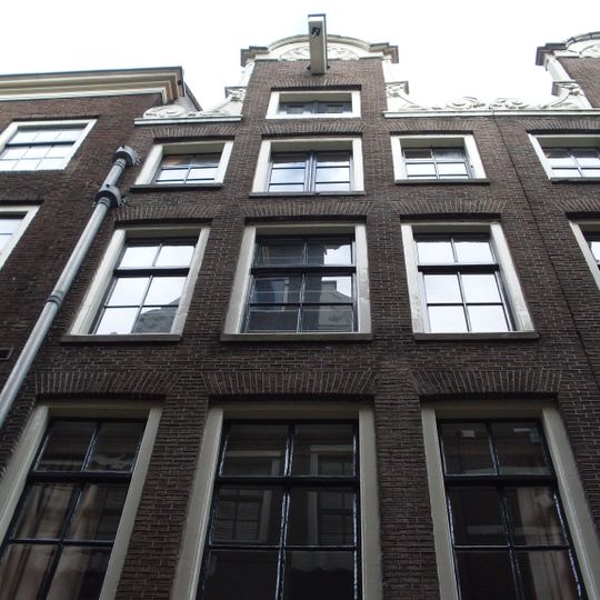 Pand met halsgevel met gedeelde vleugelstukken en palmet in de afdekking