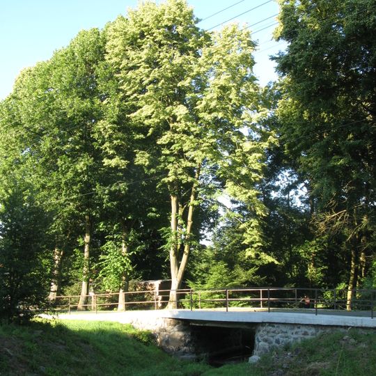 Mostek přes Přešínský potok poblíž obecního úřadu v Louňové