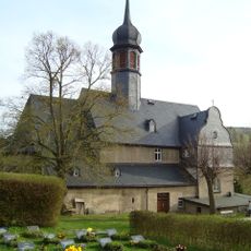 Sachgesamtheit St. Barbarakirche (Markersbach) und Kirchhof mit folgenden Einzeldenkmalen: Kirche (mit Ausstattung), Kirchhofsmauer mit Pforte, eine Grabanlage und zwei Grabmale (siehe Einzeldenkmalliste - Obj. 09299586), Lindenallee und zwei Torbäu