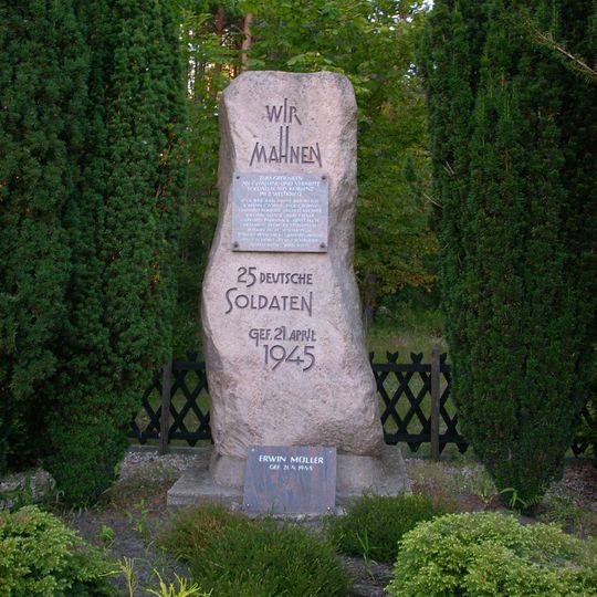 Denkmal für die Gefallenen des Zweiten Weltkrieges in gärtnerisch gestalteter Anlage Mortkaer Straße 5