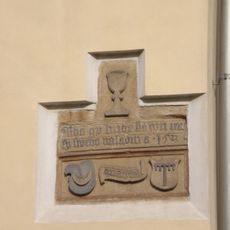 Deska z Chyšské brány na domě čp. 42