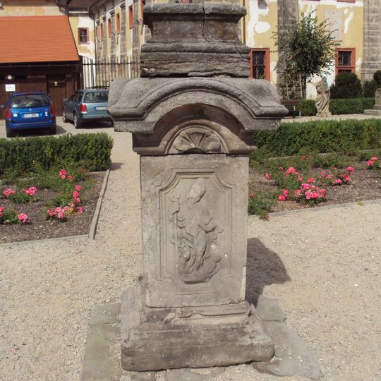 Podstavec sochy svatého Jana Nepomuckého z Manušic