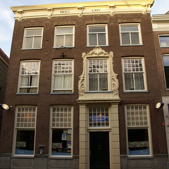 Huis met vier traveeën brede lijstgevel op plint en met lijst voorzien van rococo-consoles