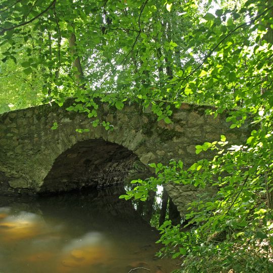 Huhbrücke; Bruchstein-Bogenbrücke
