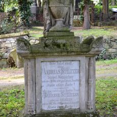 Ev. cintorín Kozia brána, náhrobník s urnou