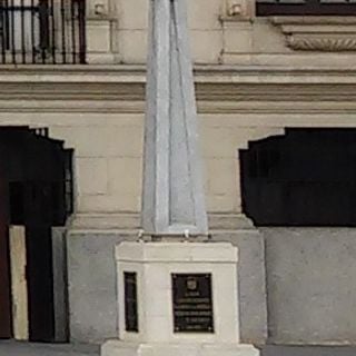 Obelisco a los defensores de la democracia