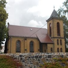 Kirche (mit Ausstattung), Kirchhof mit Einfriedungsmauer, Denkmal für die Gefallenen des 1. Weltkrieges und Grabmal Anders sowie lindenbestandene Zuwegung zur Kirche Neue Grimmaer Straße -