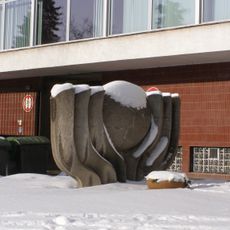 Kamenná plastika Slunce u koleje UK Kajetánka v Radimově ulici