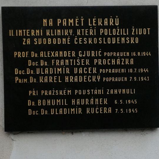 Pamětní deska obětem 2. světové války ve Všeobecné fakultní nemocnici v Praze