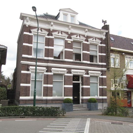 Half vrijstaand herenhuis