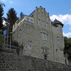 Villa in Hanglage, mit Stützmauer Pladerberg 2