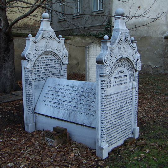 Grabsteine mit hebräischen Schriftzeichen vom ehem. Friedhof