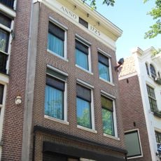 Pand met gevel onder rechte lijst