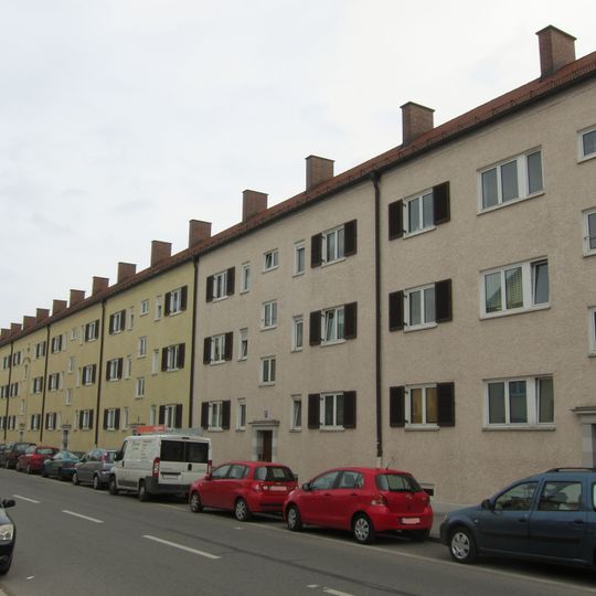 Dreigeschossiger Seiten- und rückwärtiger Flügel einer gemeinnützigen Wohnanlage