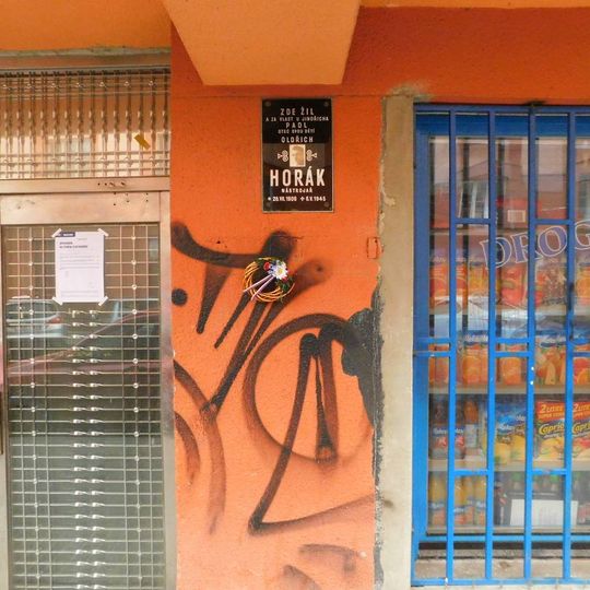 Pamětní deska Oldřicha Horáka na domě V Háji 1181/26 v Holešovicích