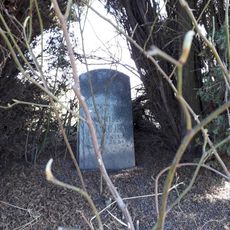 Památník Františka Blechy jižně od Plešnic u křižovatky