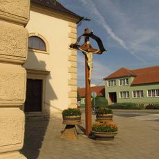 Dřevěný kříž v Lanžhotě u kostela