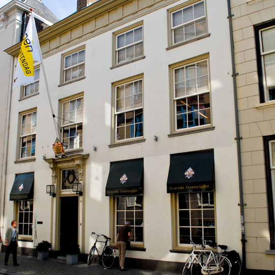 Huis met geblokt gepleisterde gevel en kroonlijst met triglyphen