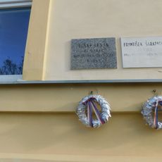 Pamětní deska Josefa Lesáka na domě Na Malovance 529/12 na Dlabačově