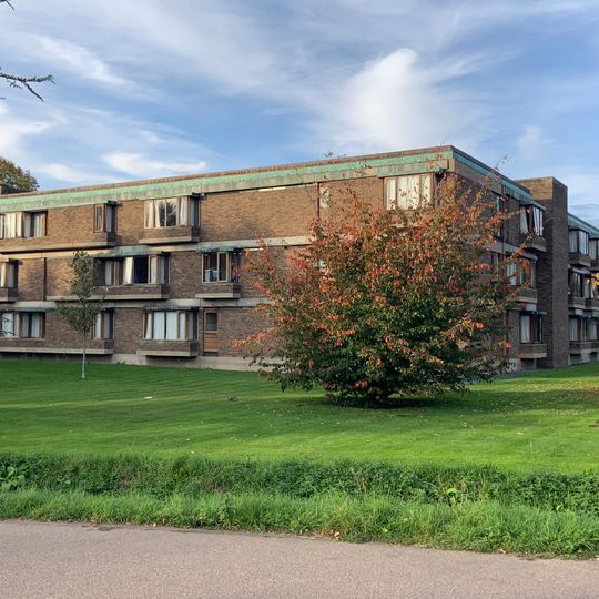 3 Linked Residential Courts Due South Of Central Buildings Churchill College