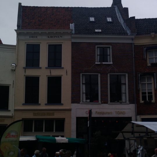 Pand onder een dwars zadeldak met nr 37-35 heeft een gepleisterde lijstgevel met in de bovenverdieping empire-schuiframen