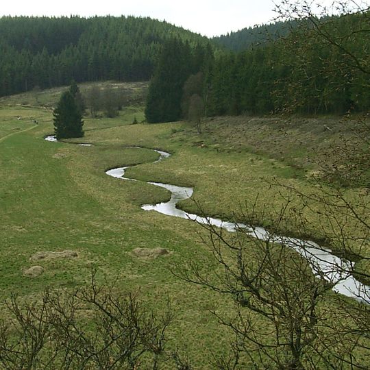 Unteres Perlenbachtal mit den Felsbildungen der Teufelsley, Engelsley, Bromelsley und Pferdeley